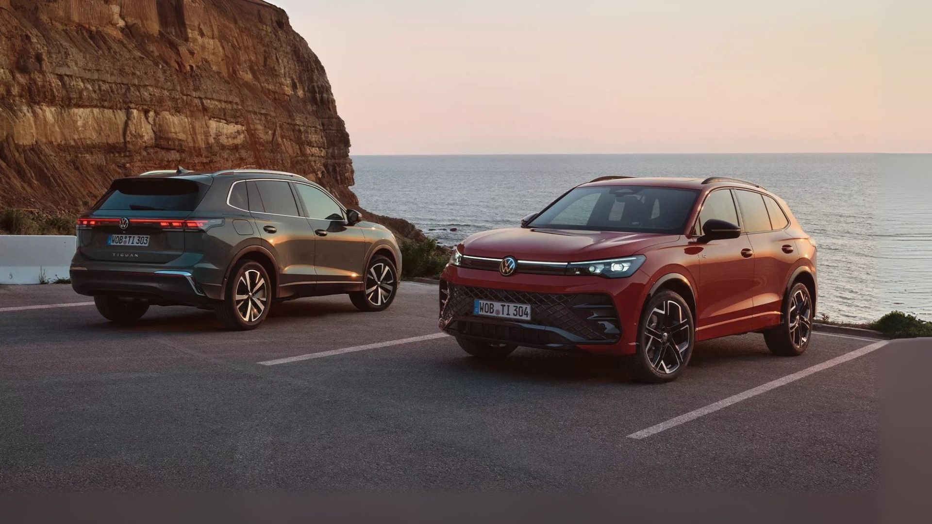 Tiguan R-Line SWE Edition eHybrid 272hk framför berg och blått hav